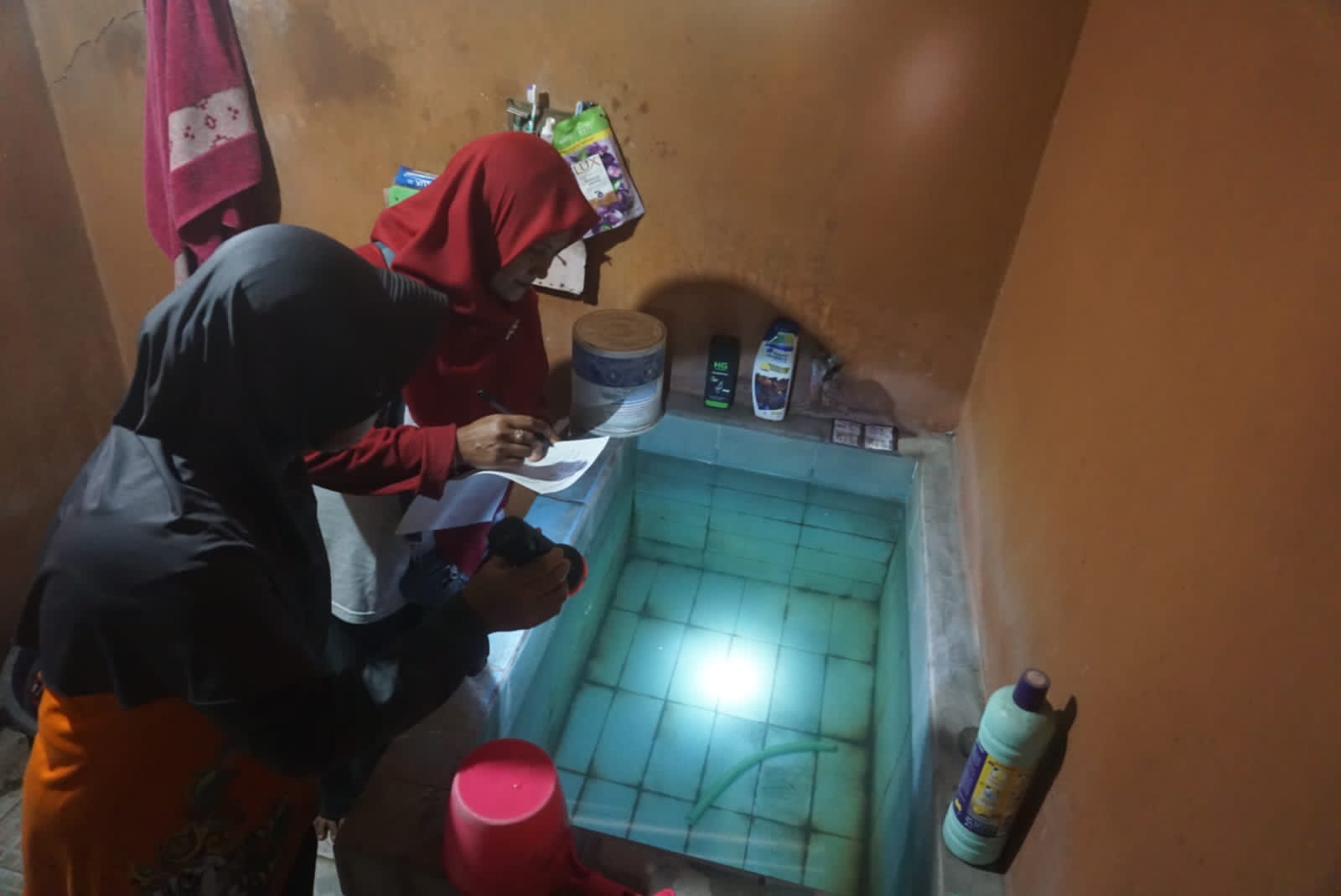 Petugas Jumantik Dinkes Klaten mengecek tempat penampungan air warga. (Angga Purenda/Radar Solo)