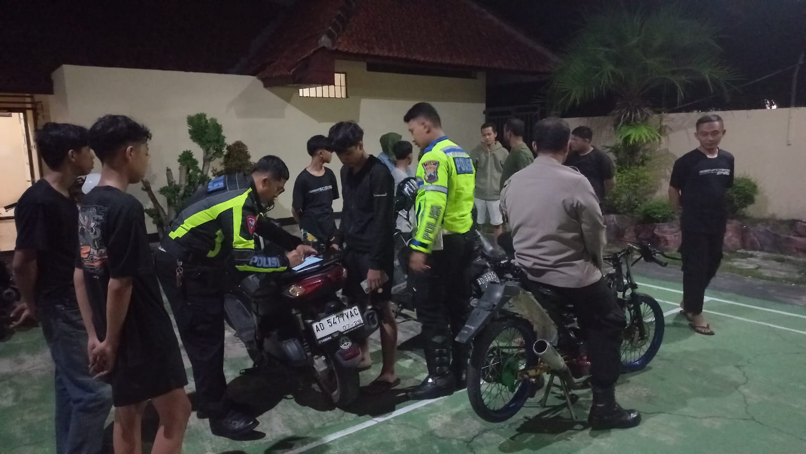 Satlantas Polres Klaten mengamankan sejumlah sepeda motor yang akan dipakai untuk balap liar di Delanggu, Selasa (12/11/2024) malam. (Angga Purenda/Radar Solo)