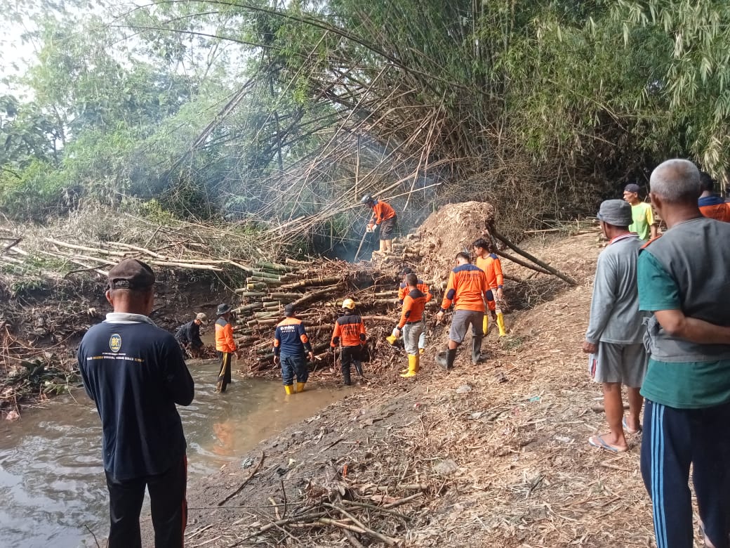 Evakuasi barongan bambu yang ambruk dan menutup aliran sungai di Dusun Nanggan, Desa Gemantar, Kecamatan Selogiri, Wonogiri.