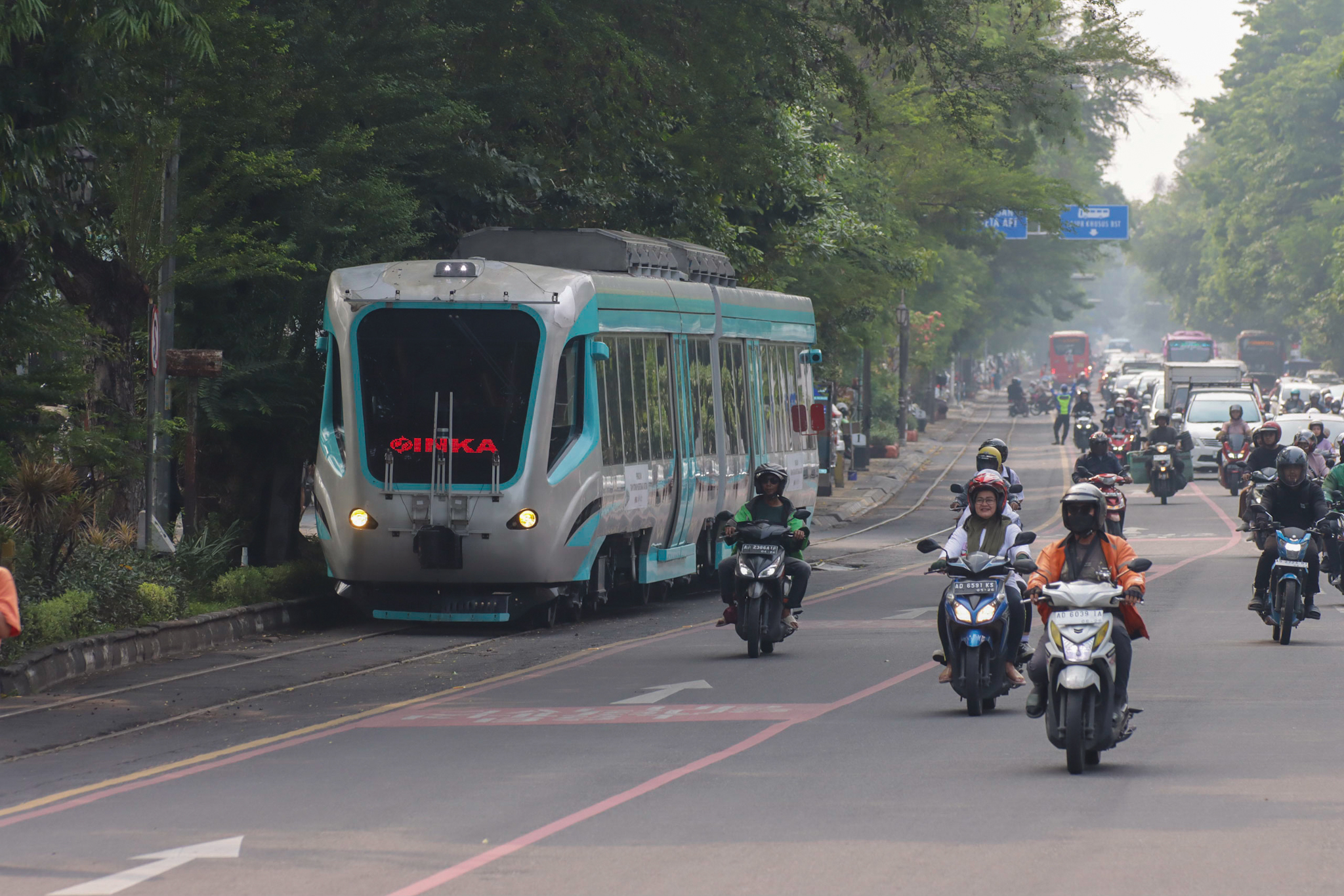 Uji coba trem di jalur rel Jalan Slamet Riyadi Kota Solo