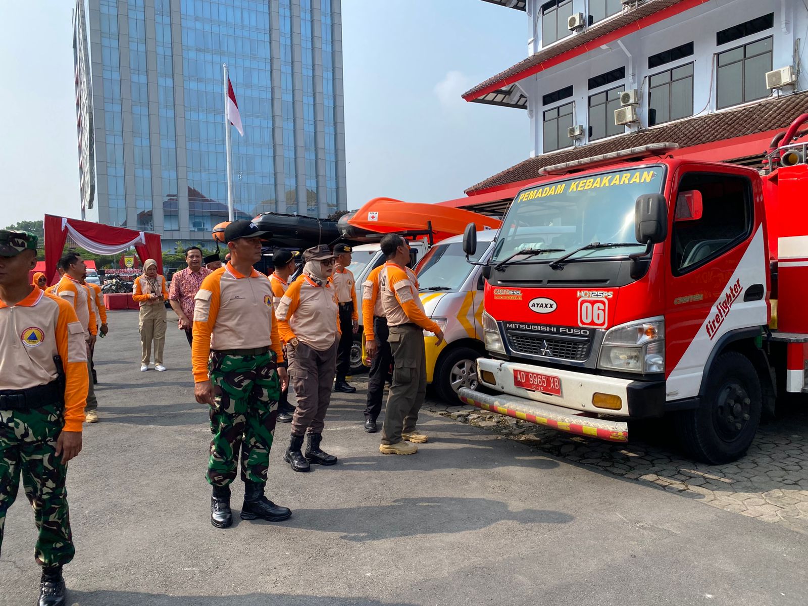 Pengecekan armada saat apel kesiapsiagaan bencana alam di halaman kantor Setda Sukoharjo, Kamis (14/11).