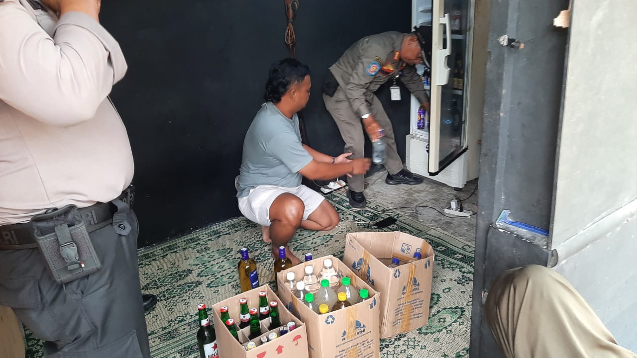 Satpol PP Klaten merazia salah satu outlet penjualan minuman keras tak berizin. (Angga Purenda/Radar Solo)