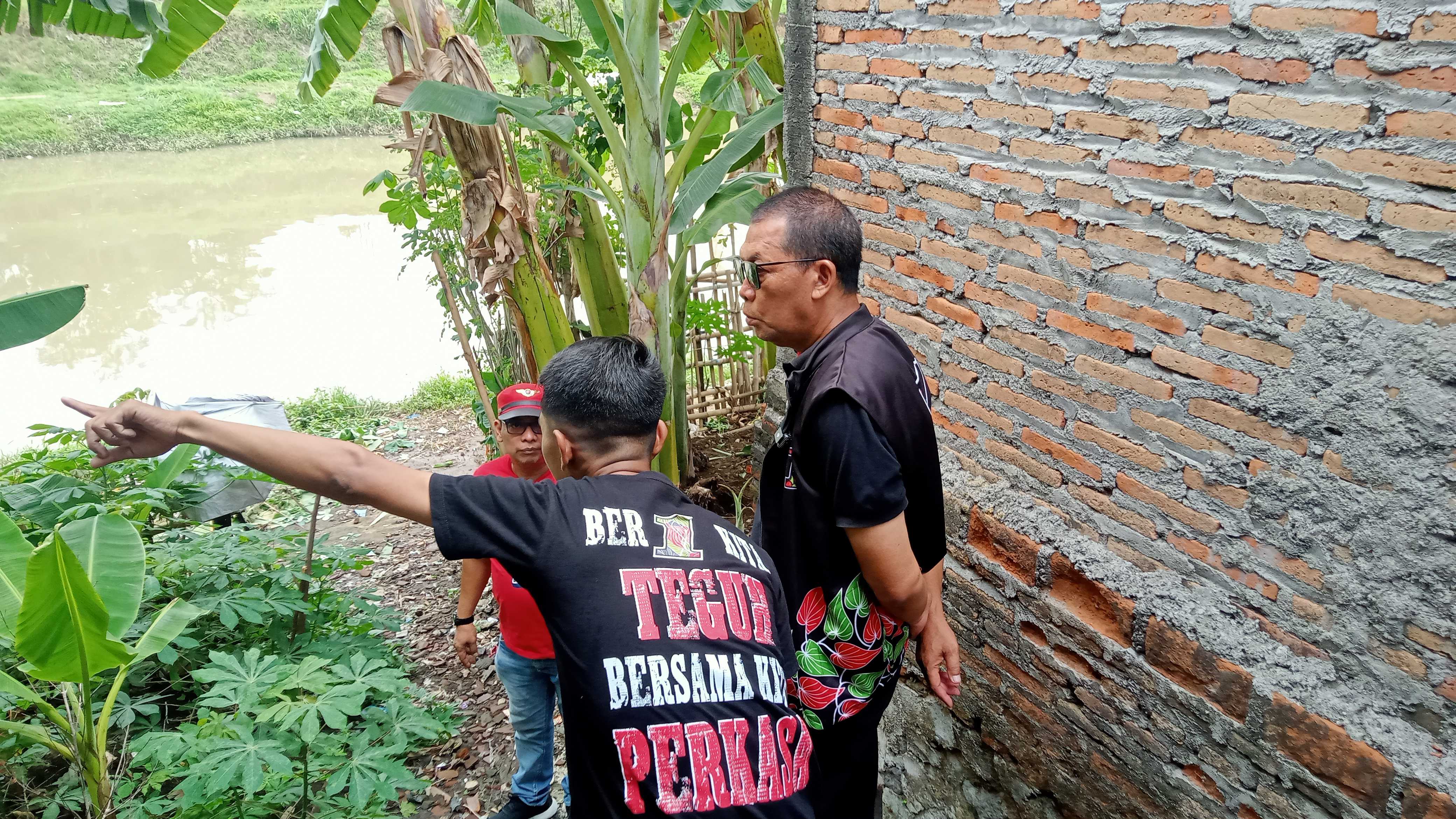 Calon Walikota nomor urut 01 Solo Teguh Prakosa saat meninjau kawasan bantaran di Sumber Krajan RW 1, Rabu (13/11/2024).