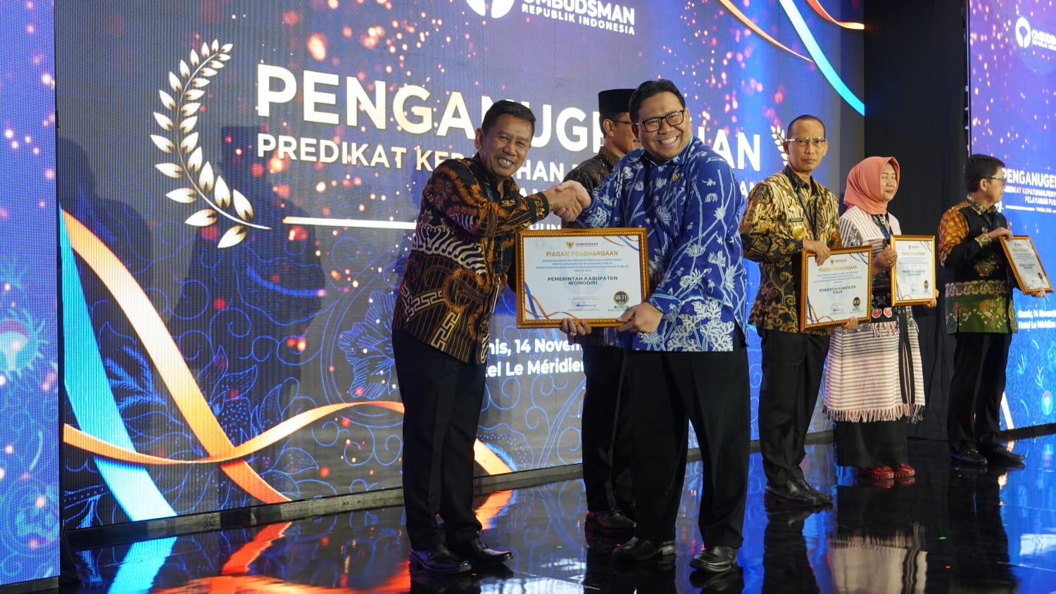 Pj Sekda Wonogiri FX Pranata menerima penghargaan Kepatuhan Penyelenggaraan Pelayanan Publik 2024 dari Pimpinan Ombudsman RI Dadan S. Suharmawijaya di Jakarta Kamis (14/11/2024)