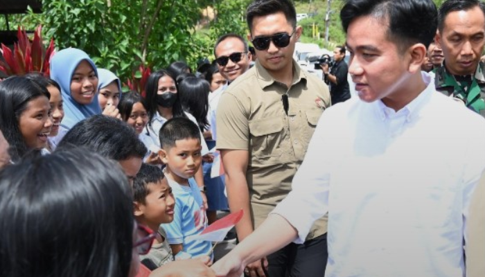 Wapres Gibran Rakabuming Raka menyapa para pelajar saat kunjungan ke Tana Toraja, Rabu (13/11).