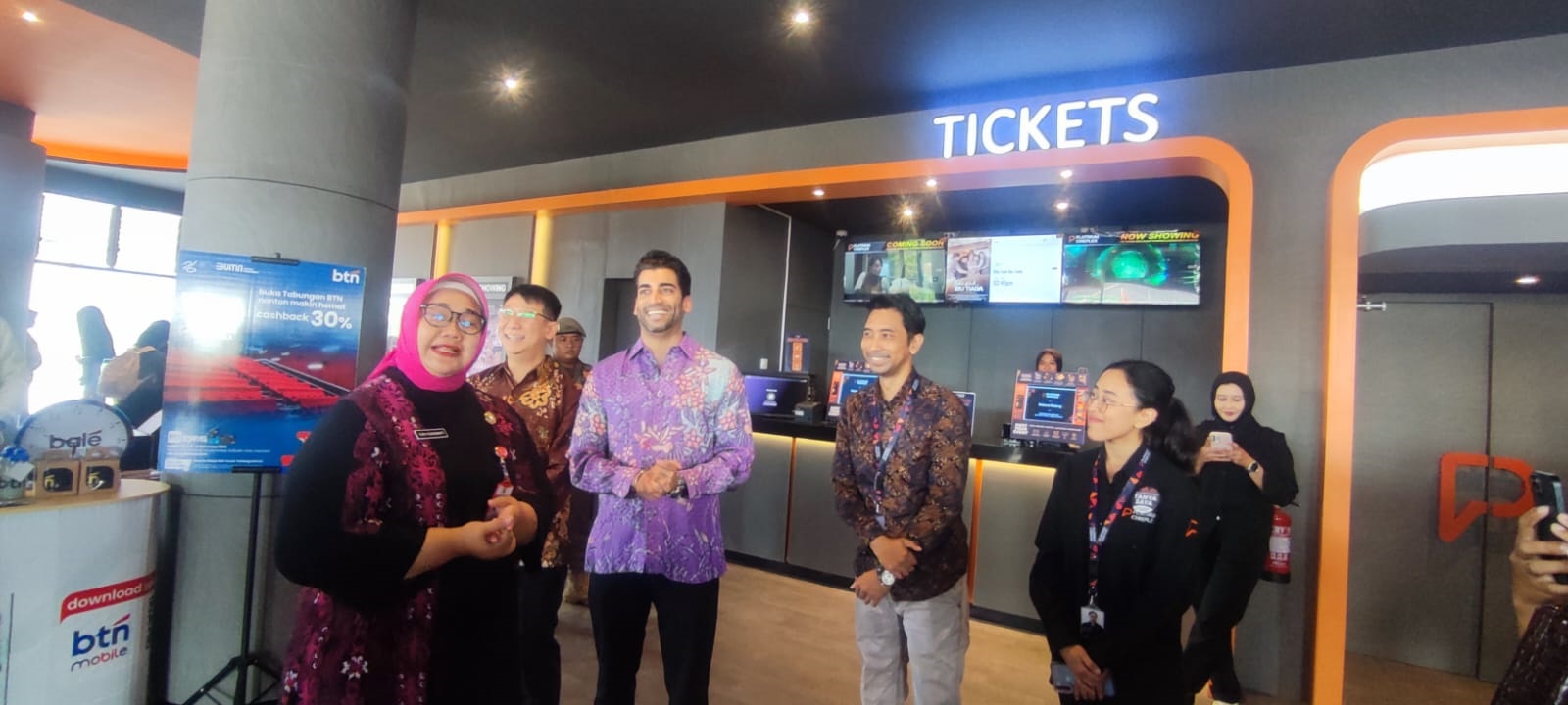 Bupati Sragen Kusdinar Untung Yuni Sukowati saat grand opening bioskop di gedung Atrium lantai 2 Kota Sragen, Kamis (14/11/2024). (Ahmad Khairudin/Radar Solo)