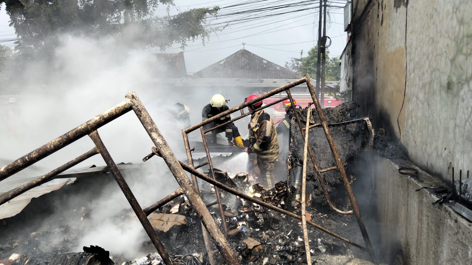 Petugas Damkar Sukoharjo dan Kota Solo berusaha padamkan api di gudang listrik di Desa Blimbing, Kecamatan Gatak, Sukoharjo, Kamis pagi (14/11).
