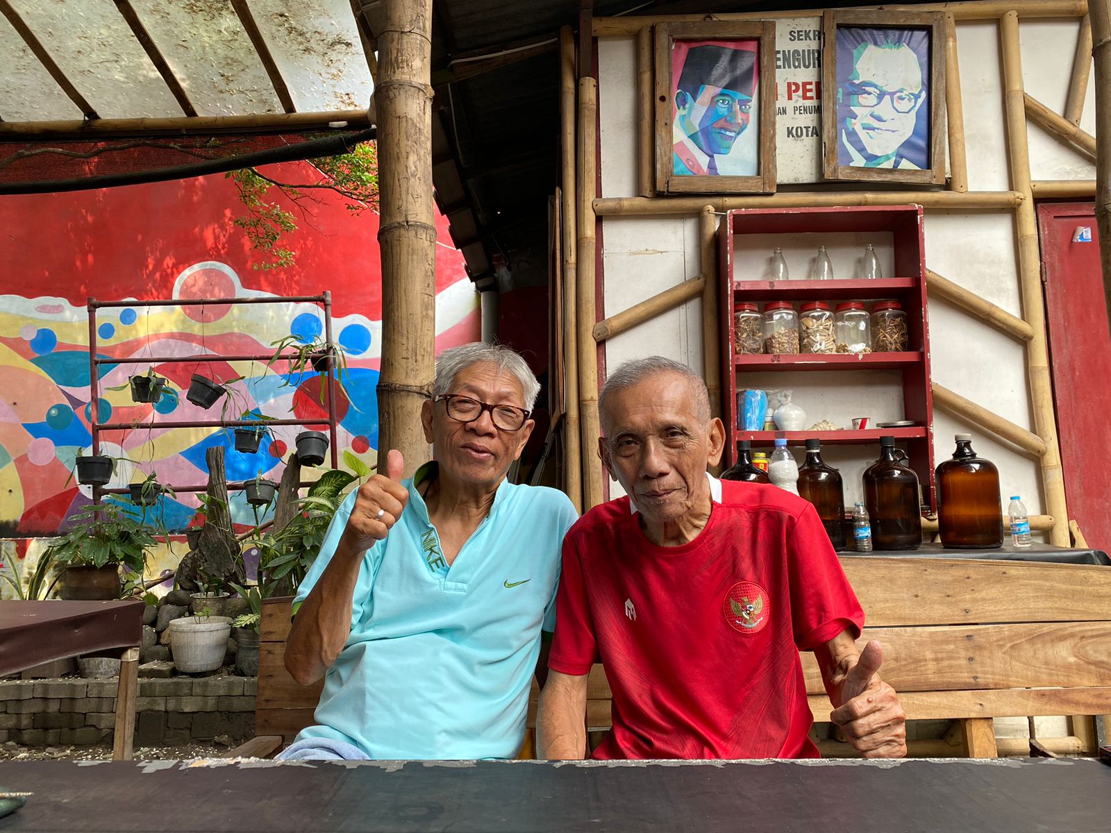 Legenda sepakbola Indonesia Yudo Hardianto (kanan) dan legenda Persis Solo Franz Setiabudi (kiri) saat ditemui Jawa Pos Radar Solo di kawasan Laweyan, Kamis (14/11).