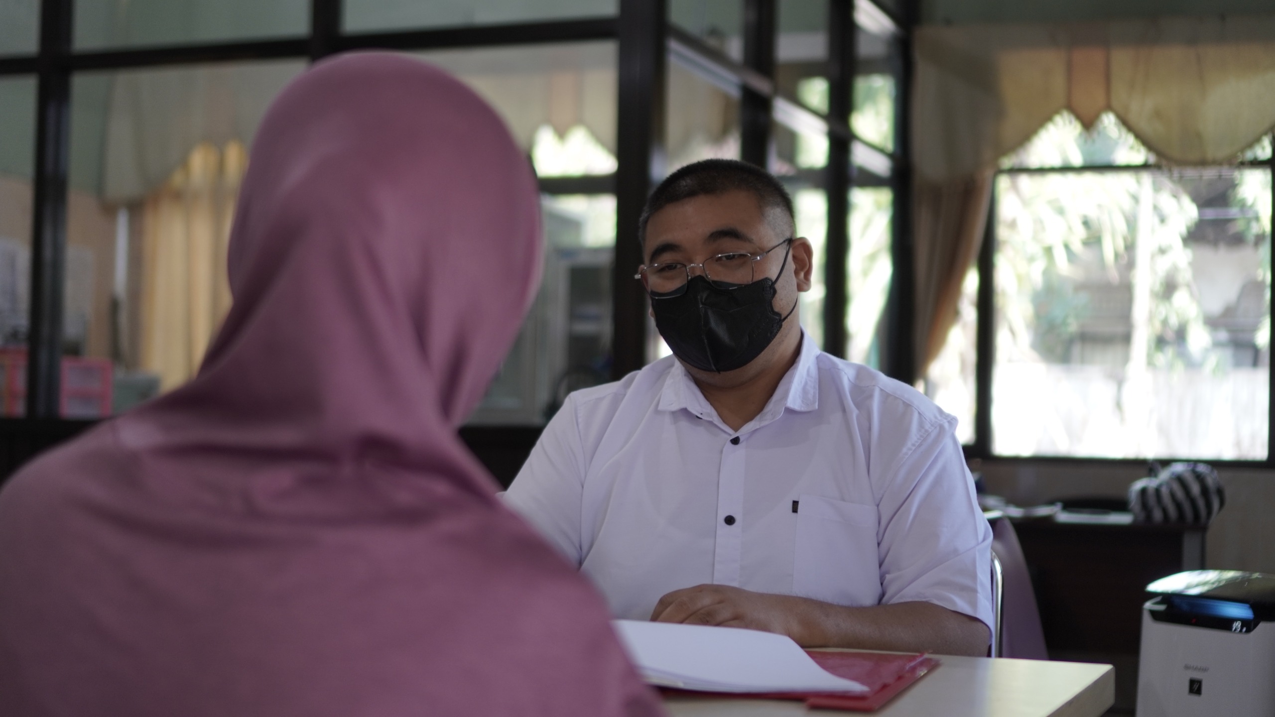 Dokter spesialis paru RSUD Wonogiri Bimo Nugroho memberikan layanan kesehatan..