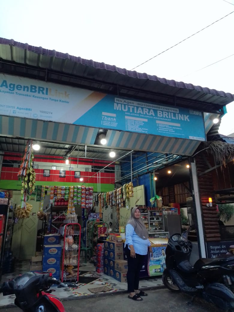 Sri Dewi, AgenBRILink sekaligus pemilik warung di Desa Pematang Seleng, Aiknabara, Kabupaten Labuhan Batu, Sumatera Utara.