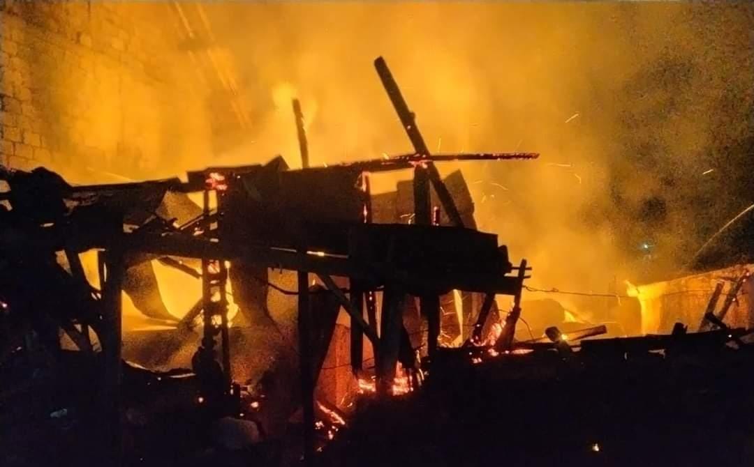 Kandang sapi di Desa Karang, Kecamatan Karangpandan, Karanganyar terbakar, Jumat (15/11/2024) dini hari. (Rudi Hartono/Radar Solo)