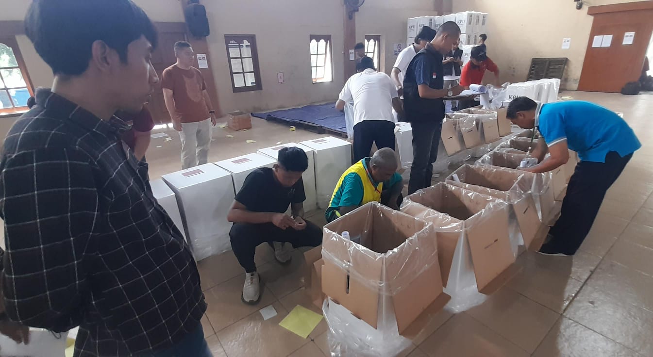 Ketua KPU Karanganyar Daryono memantau proses pengepakan surat suara pilkada 2024, Jumat (15/11/2024). (Rudi Hartono/Radar Solo)