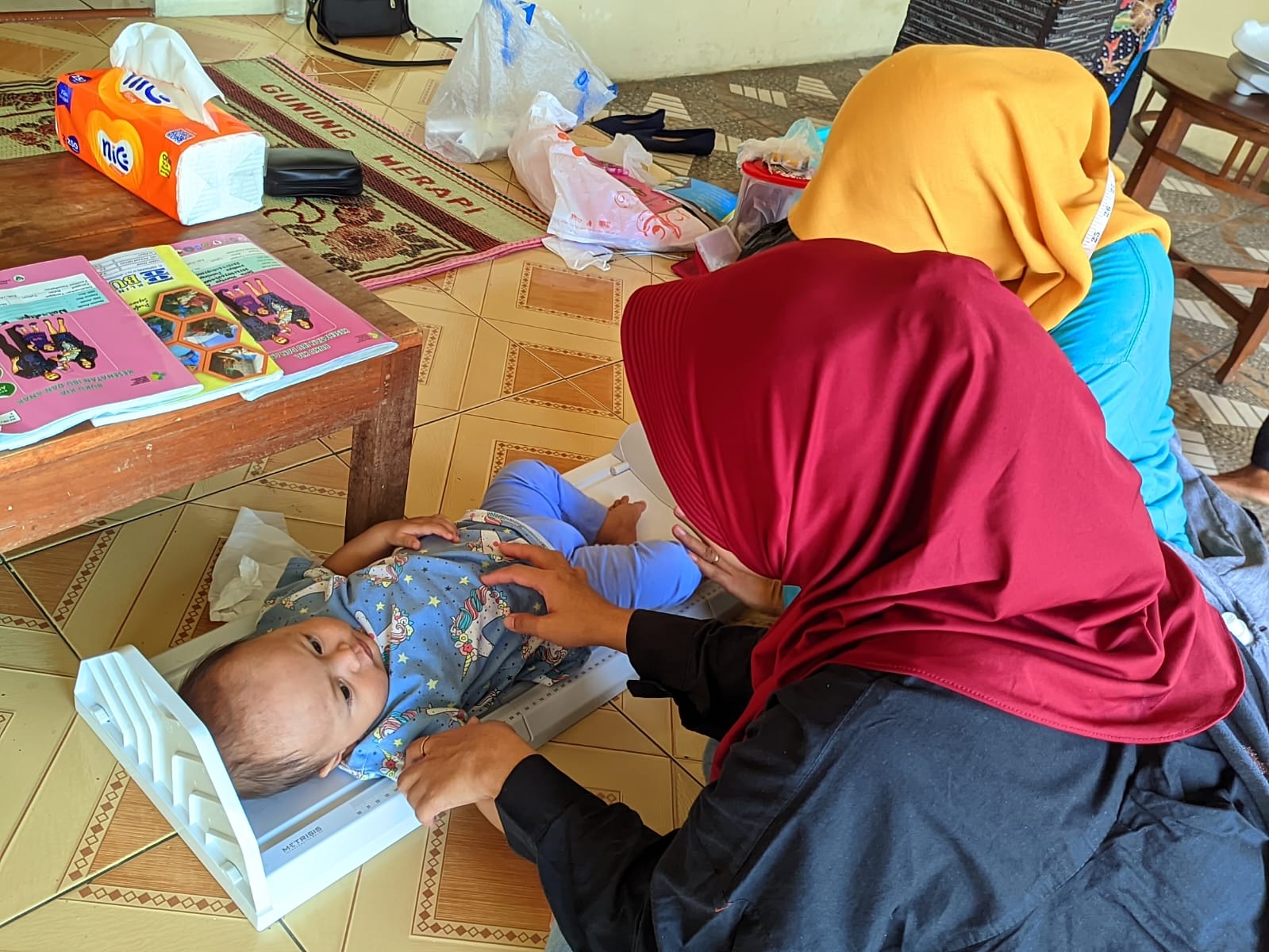 Pengukuran tinggi badan bayi di salah satu posyandu di Kecamatan Wonogiri Kota baru-baru ini.