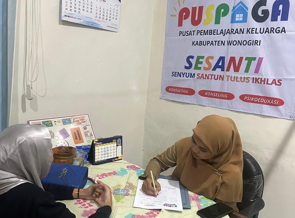 Konselor Puspaga Dinas PPKB P3A Wonogiri Afrilin Dewi Purnama saat memberikan konseling.