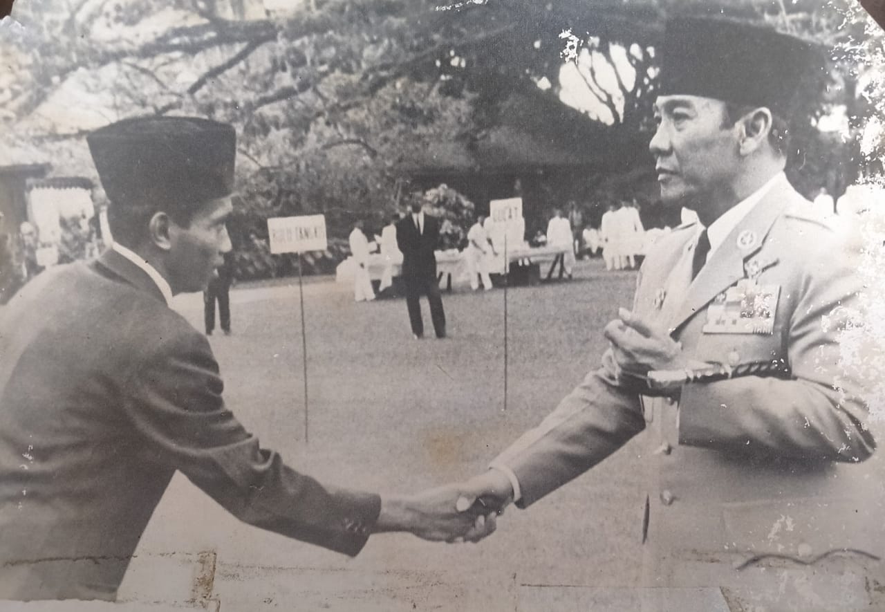 Kiper Timnas Indonesia Yudo Hadianto bersalaman dengan Presiden pertama RI Soekarno.