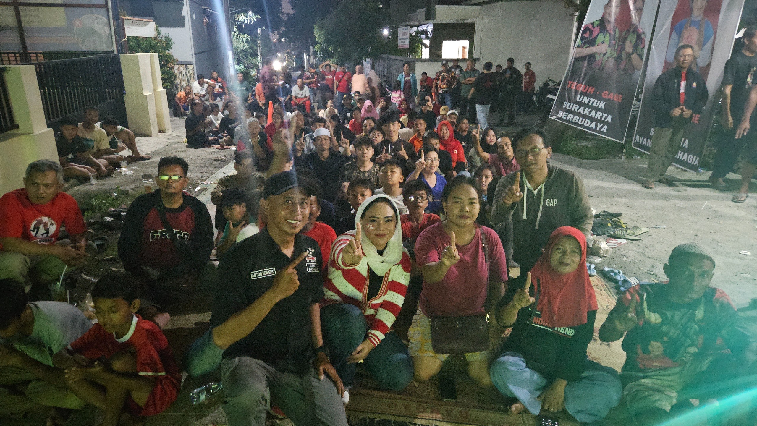 Diah Warih saat nonton bareng Timnas Indonesia sekaligus mensosialisasikan Paslon 01 di Kampung Sukorejo, Jumat (16/11/2024).