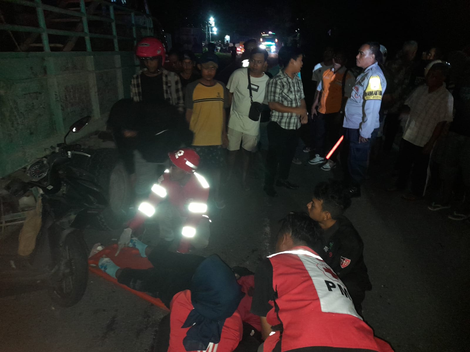 Tim medis berikan pertolongan pertama kepada warga Ngawi yang terlibat kecelakaan di Sambungmacan Sragen, Sabtu (16/11/2924).