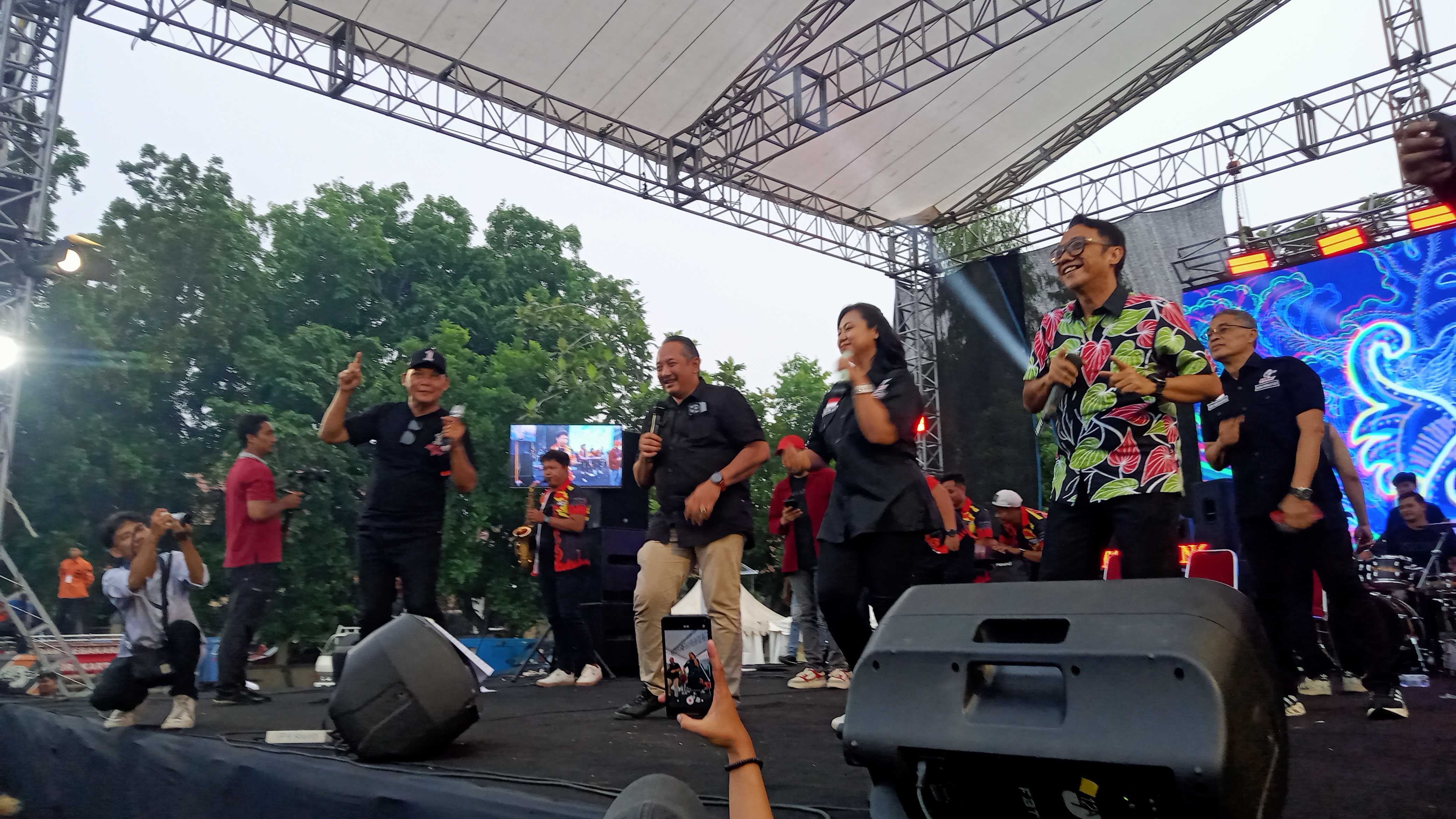Dari kiri, Cawali Solo Teguh Prakosa, Cabup Karanganyar Rober Christanto, Pembina DMC Awesome, Casytha Kathmandu, dan Cawawali Bambang Gage Nugroho di peringatan 22 tahun DMC Awesome, Jumat (15/11).
