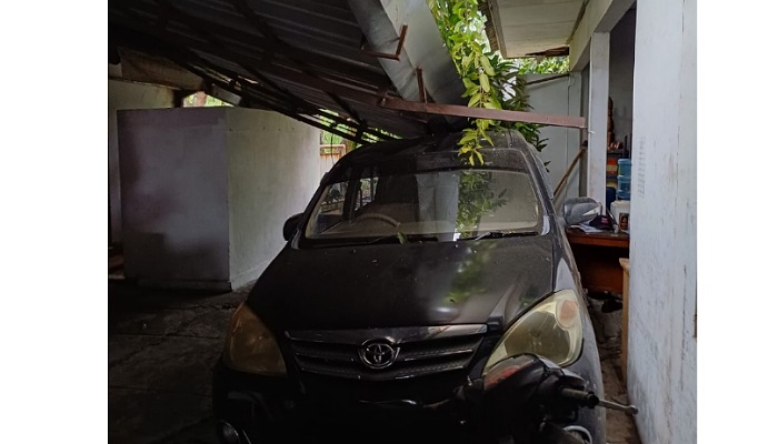 Mobil dinas milik KPU Sukoharjo rusak tertimpa atap ambruk akibat hujan deras disertai angin kencang.