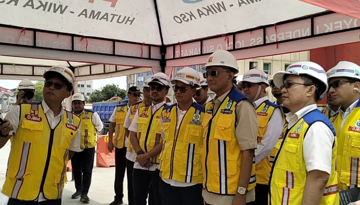 Menteri Pekerjaan Umum (Menteri PU) Dody Hanggodo meninjau progres pembangunan Underpass Joglo di Solo, Sabtu (16/11).