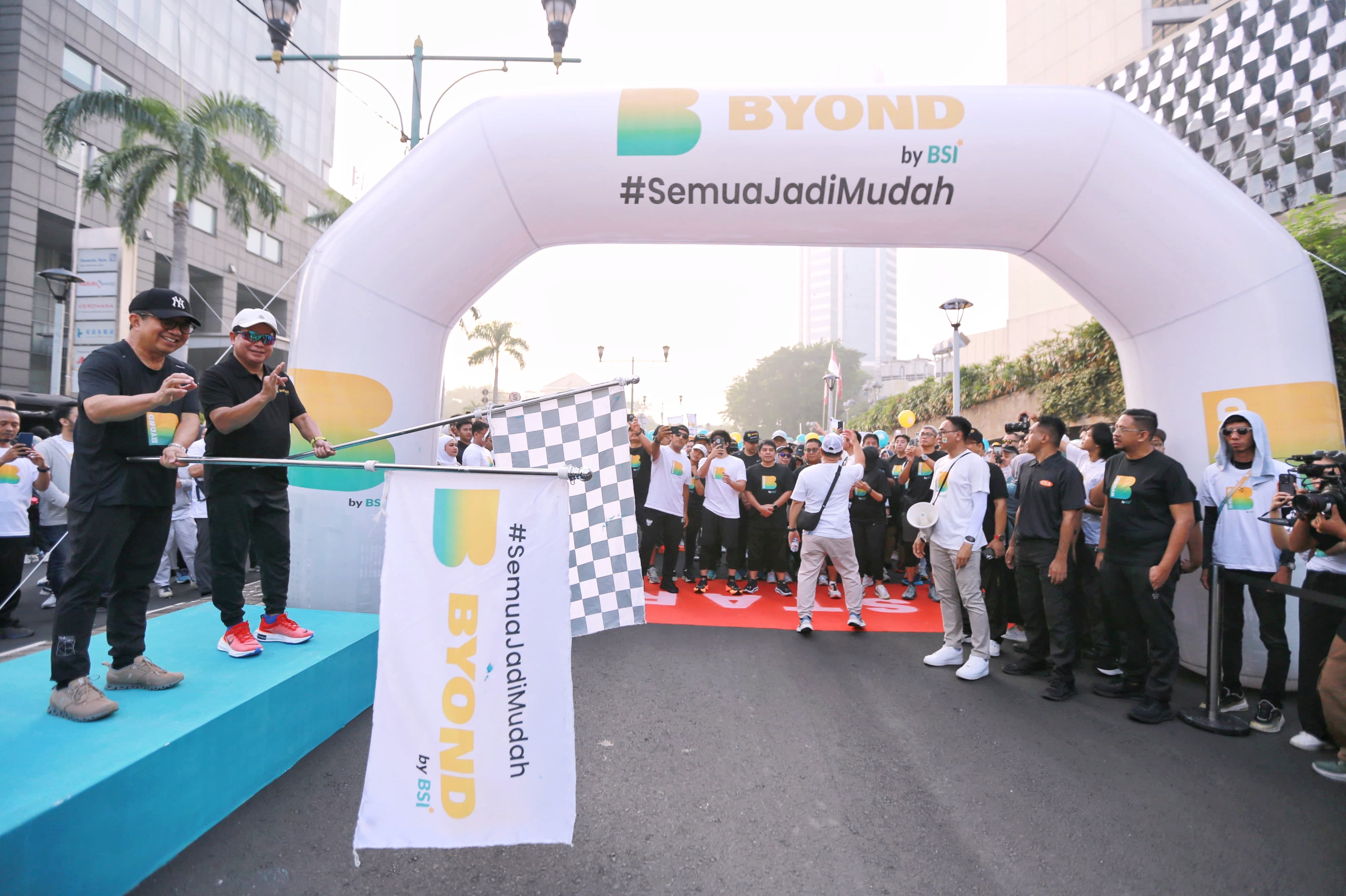 Funwalk dalam rangka sosialisasi SuperApp baru BSI bernama  BYOND by BSI dilepas oleh Komut BSI Muliaman D. Hadad (kiri) dan Dirut BSI Hery Gunardi (kanan) di CFD Jakarta, Minggu (17/11/2024).