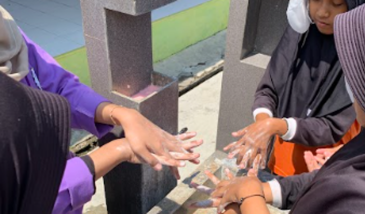 Murid SDN 1 Tlingsing, Cawas, Klaten, dibiasakan mencuci tangan dengan sabun.