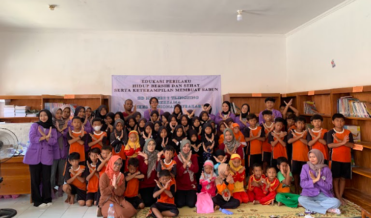 Mahasiswa Prodi D-III Teknologi Laboratorium Medis STIKES Nasional Surakarta gelar edukasi PHBS serta workshop pembuatan sabun cuci tangan pada siswa SDN 1 Tlingsing, Cawas, Klaten, Jumat (15/11/2024)