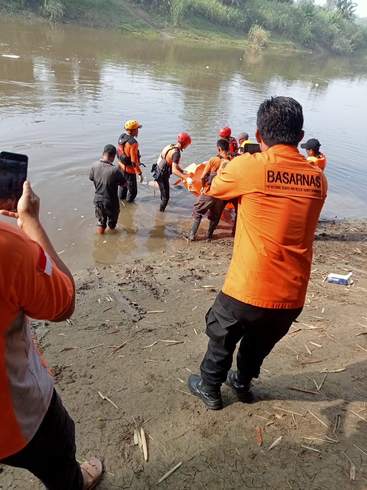 Evakuasi jasad Rizaldi, warga Sambungmacan, Sragen yang tenggelam di Sungai Bengawan Solo wilayah Ngawi, Jatim, Minggu (17/11/2024).