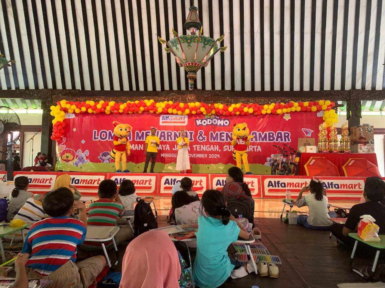 Alfamart menggelar lomba mewarnai dan menggambar di 10 kota untuk anak-anak tingkat PAUD dan SD di Taman Budaya Jawa Tengah, Kota Solo, Minggu (17/11/2024).