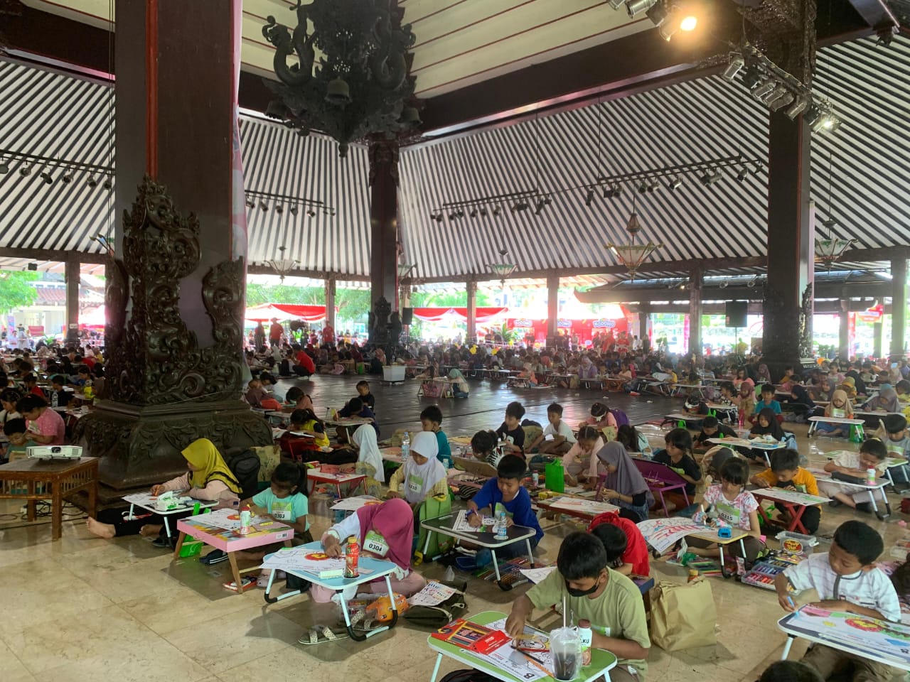 Sebanyak 1.000 anak-anak dengan didampingi orang tuanya ikut berpartisipasi pada lomba mewarnai dan menggambar Alfamart.