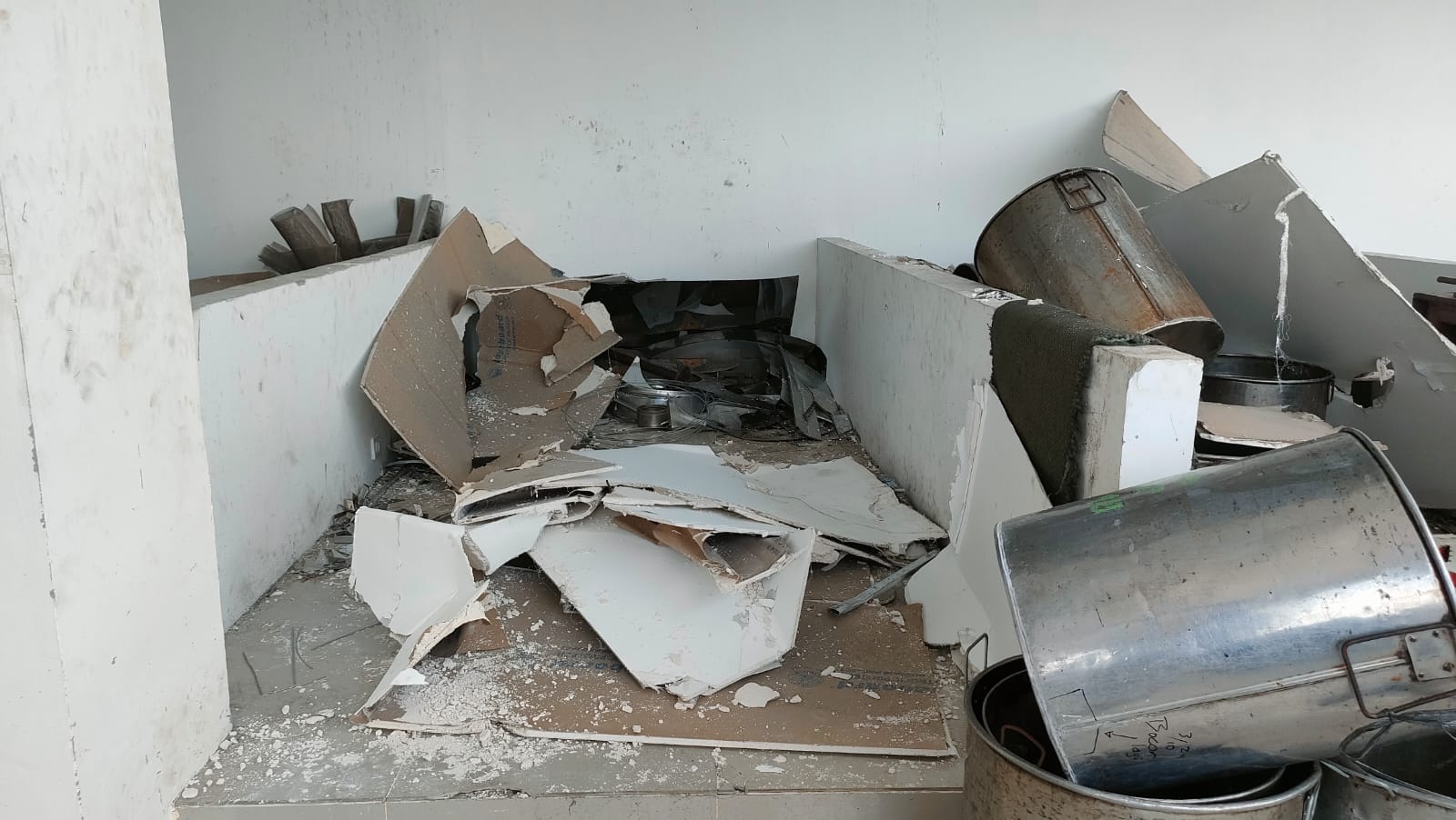 Plafon di lantai 3 Pasar Jongke ambrol akibat hujan deras disertai angin kencang, Sabtu (16/11/2024).