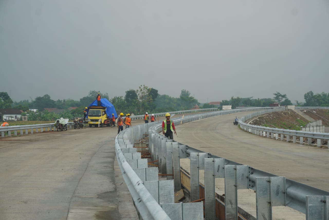 Petugas saat mengerjakan ruas tol Klaten-Prambanan di sekitar Exit Tol Prambanan di Desa Somopuro, Kecamatan Jogonalan, Klaten