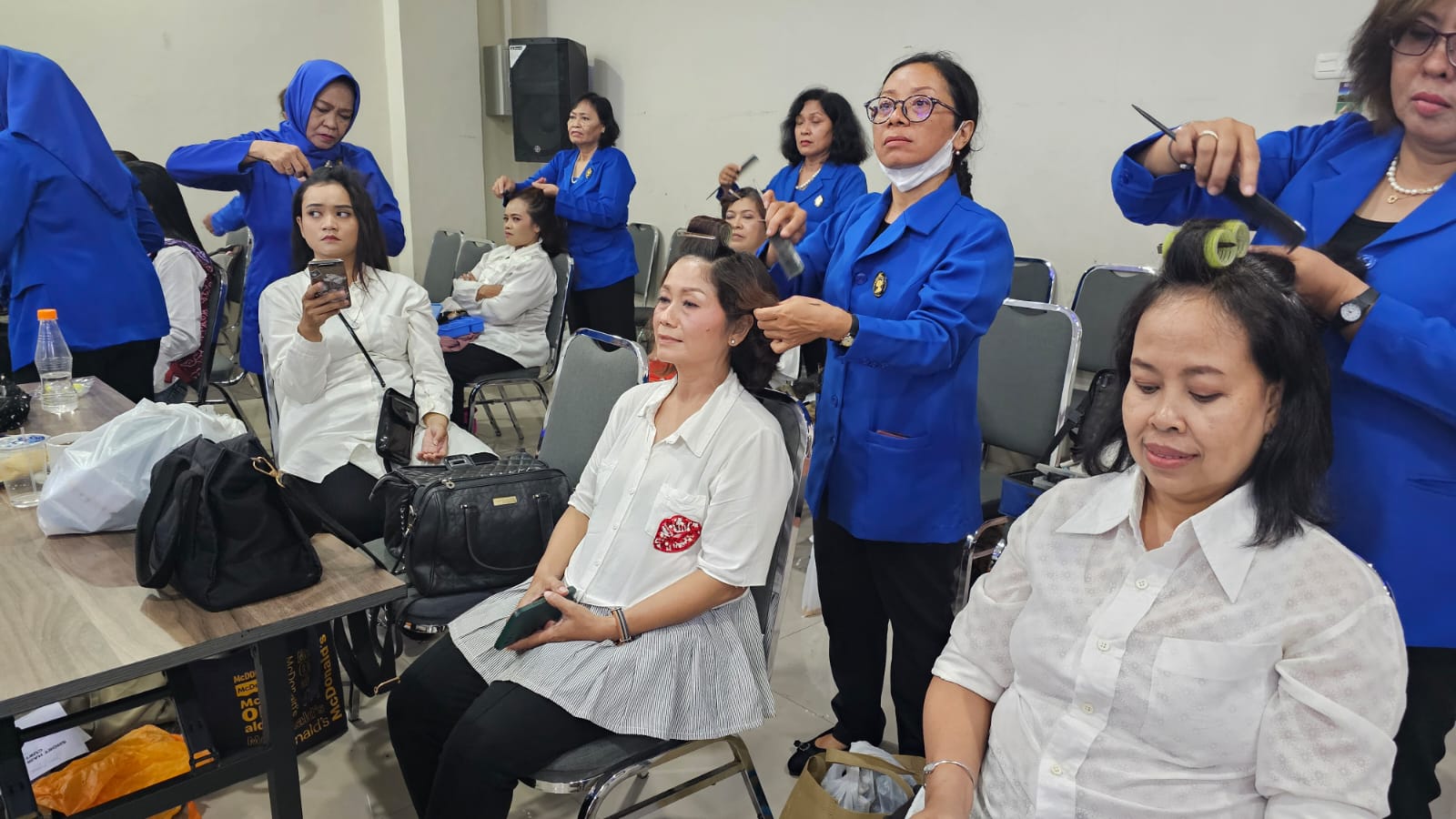 Anggota Tiara Kusuma Solo sedang ikuti workshop tata kecantikan. (Fauziah Akmal/Radar Solo)