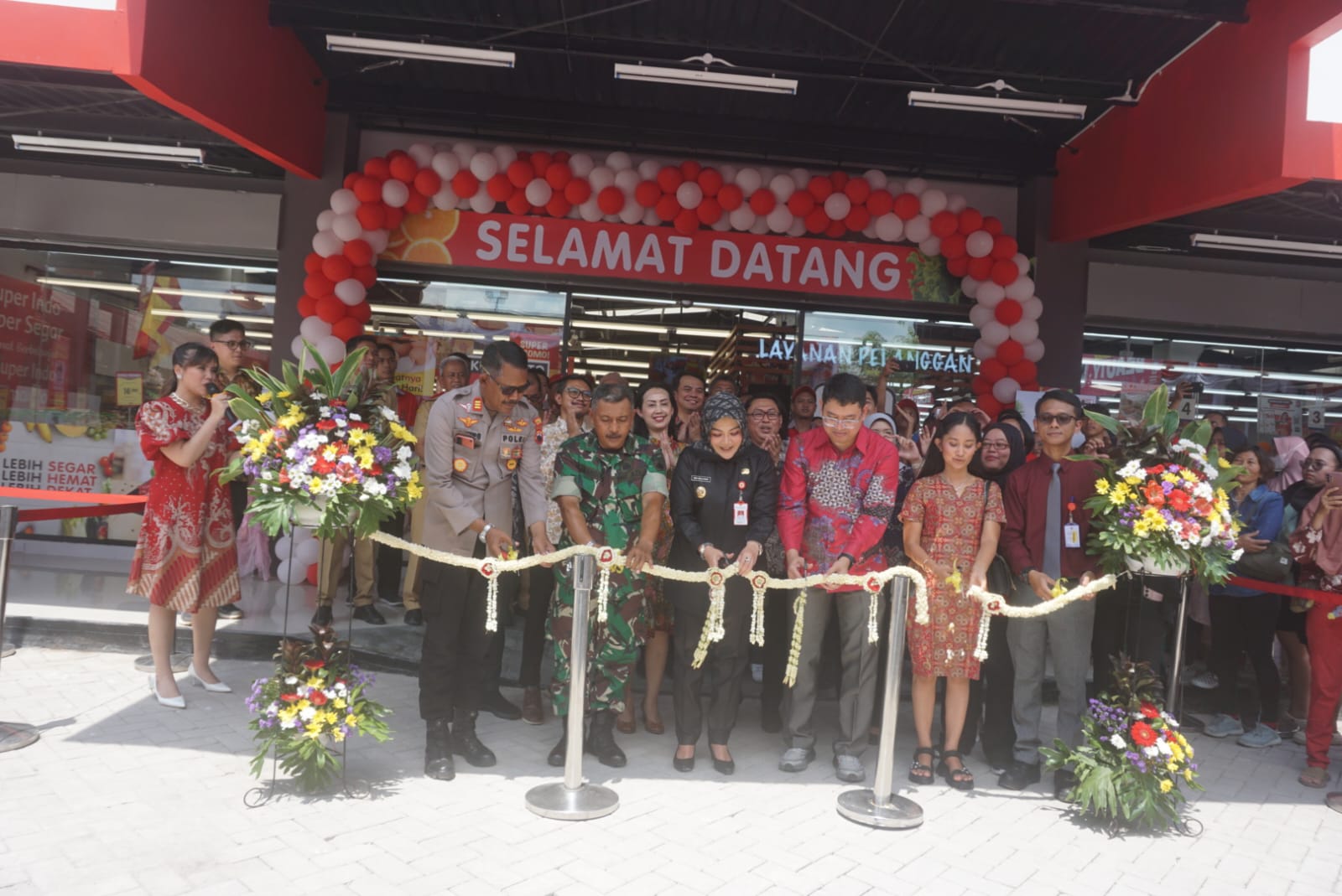 Bupati Klaten Sri Mulyani memotong pita menandai dibukanya Gerai Superindo Kusmanto di Desa Semangkak, Kecamatan Klaten Tengah, Klaten, Senin (18/11/2024)