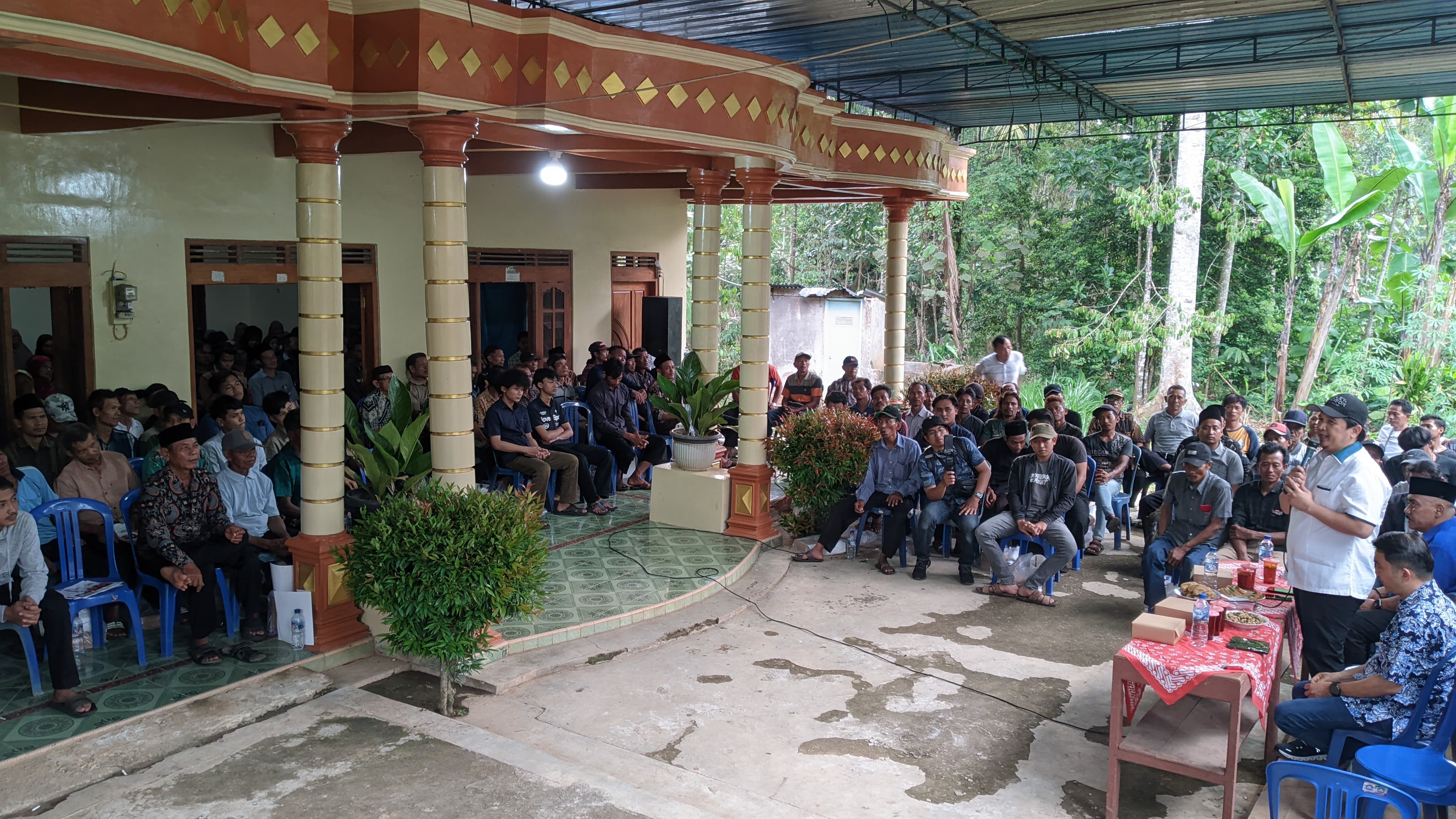 Rinto menyoroti tentang Hak Asasi Manusia terutama yang berkaitan dengan kebebasan berserikat, berkumpul, dan mengeluarkan pendapat.