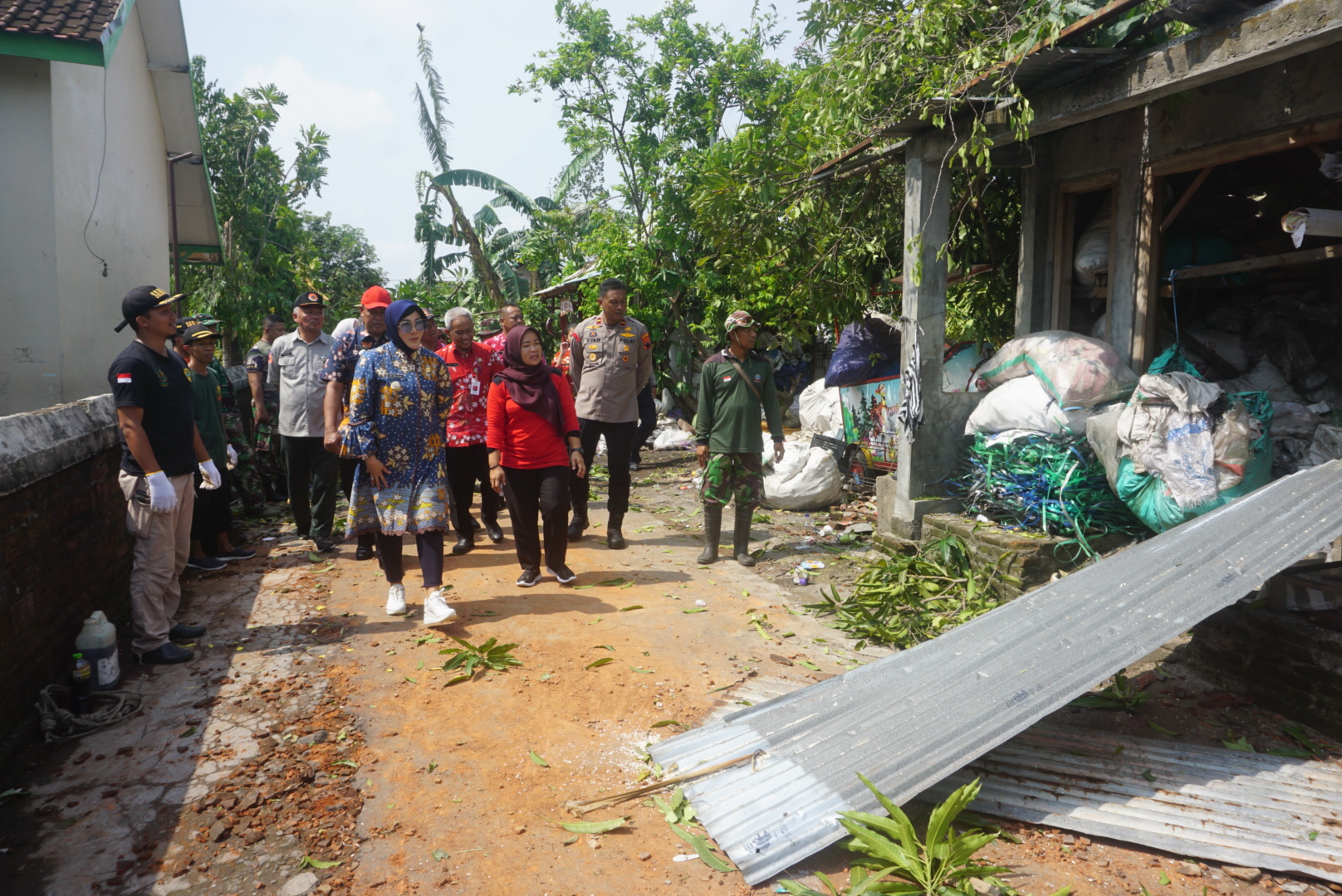 Bupati Klaten Sri Mulyani meninjau rumah warga Desa Tambongwetan, Kecamatan Kalikotes yang terdampak angin ribut, Selasa (19/11/2024). (Angga Purenda/Radar Solo)