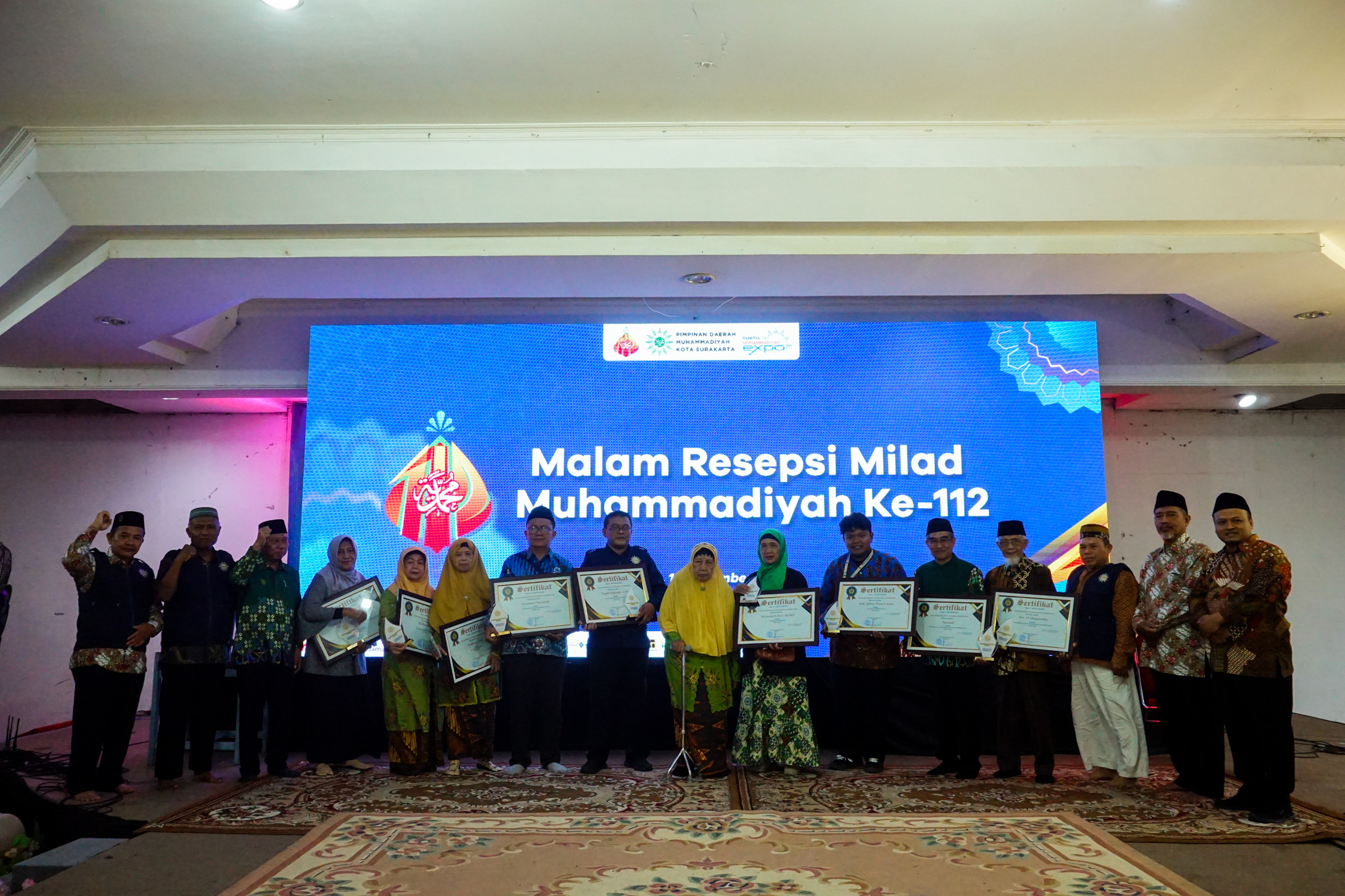 Foto bersama para peraih penghargaan Penganugerahan Muhammadiyah Surakarta 2024 di Graha Wisata Niaga, Selasa malam (19/11).
