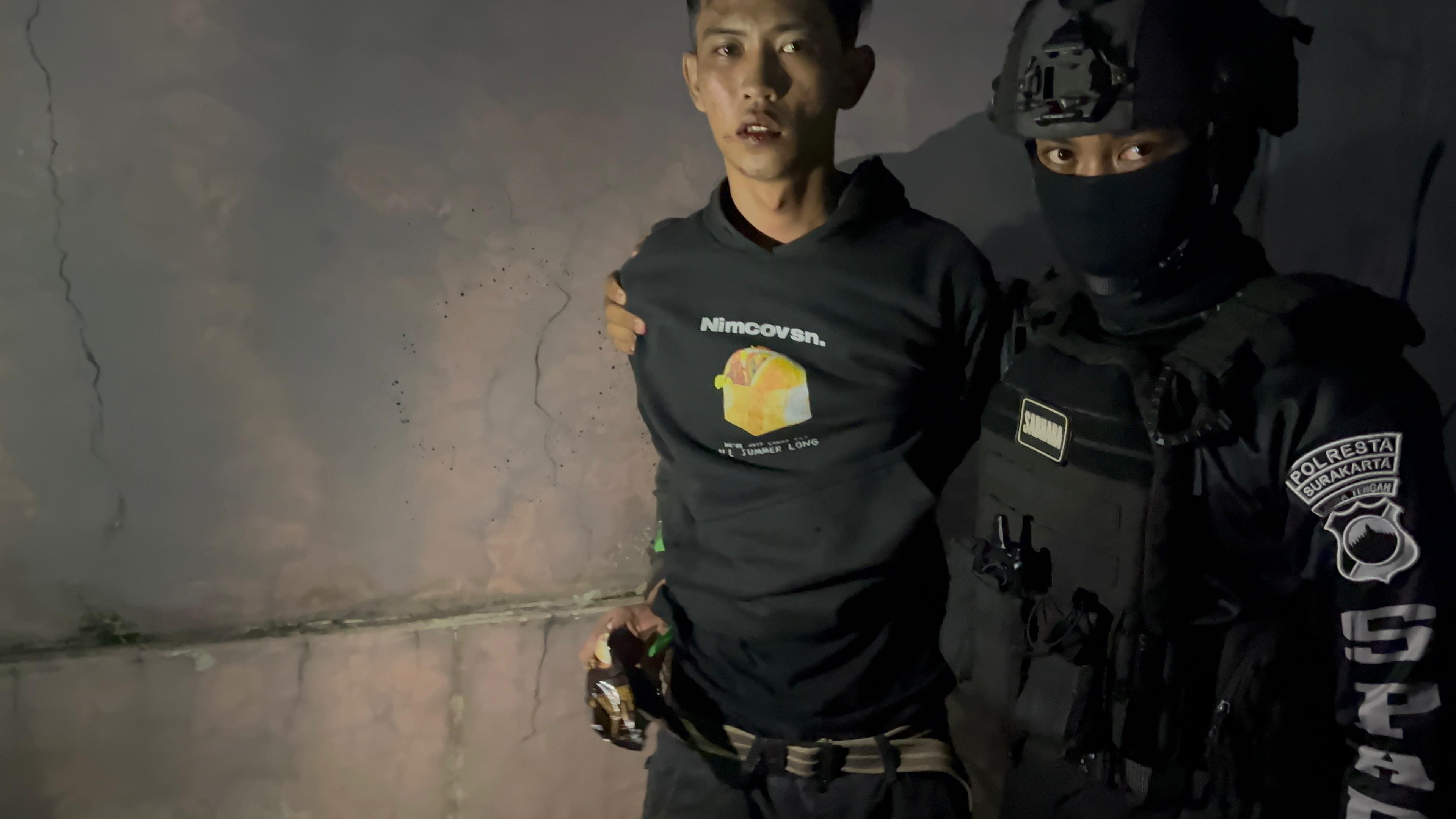 Warga Sleman diamankan Polresta Solo karena bawa barang terlarang, yakni sabu-sabu dan pil penenang.