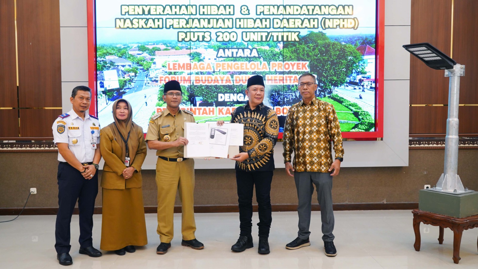 Bupati Boyolali M Said Hidayat terima hibah 200 lampu penerangan jalan umum tenaga surya dari Lembaga Pengelola Proyek Forum Budaya Dunia Heritage.