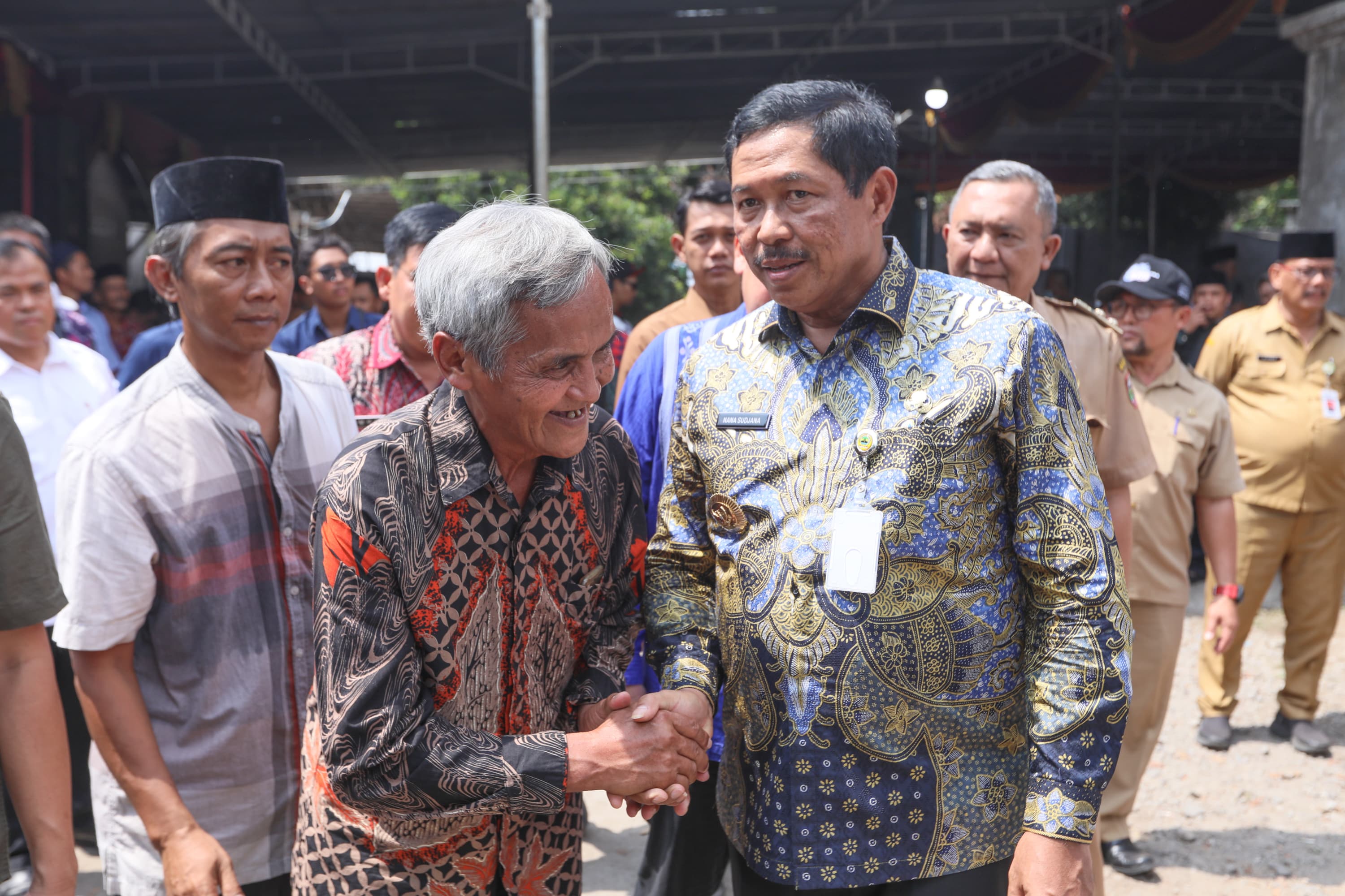 Pramono, pemilik UD Pramono menyalami Pj Gubernur Jateng Nana Sudjana di sela kunjungannya ke Boyolali, Selasa (19/11/2024).