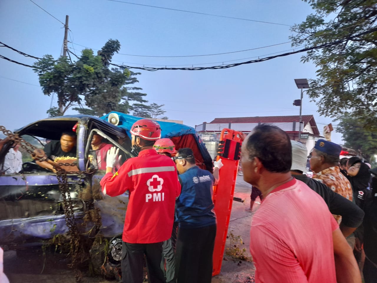 Proses evakuasi penumpang mobil pickup yang terjepit setelah mengalami kecelakaan tunggal di Masaran,Sragen, Rabu (20/11/2024).