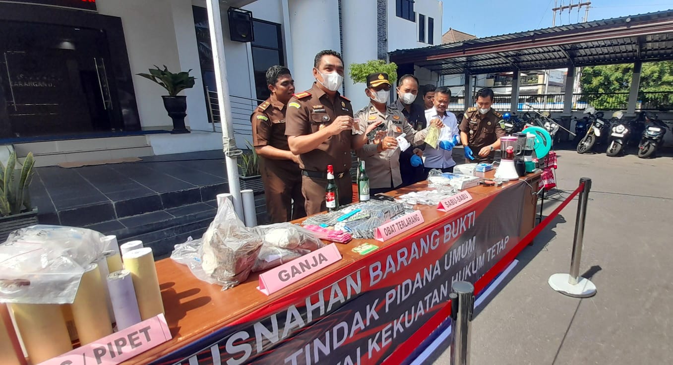 Barang bukti kasus inkrah yang dimusnahkan Kejari Karanganyar. (Rudi Hartono/Radar Solo)