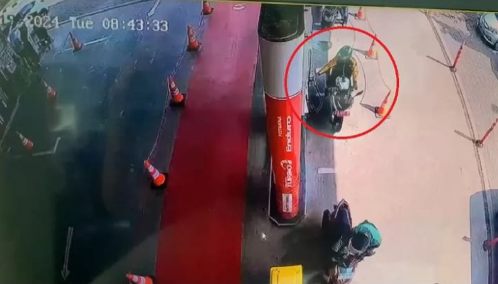 Tangkapan layar pengendara motor pelat merah diduga oknum ASN yang lakukan penganiayaan kepada operator SPBu di Semarang.