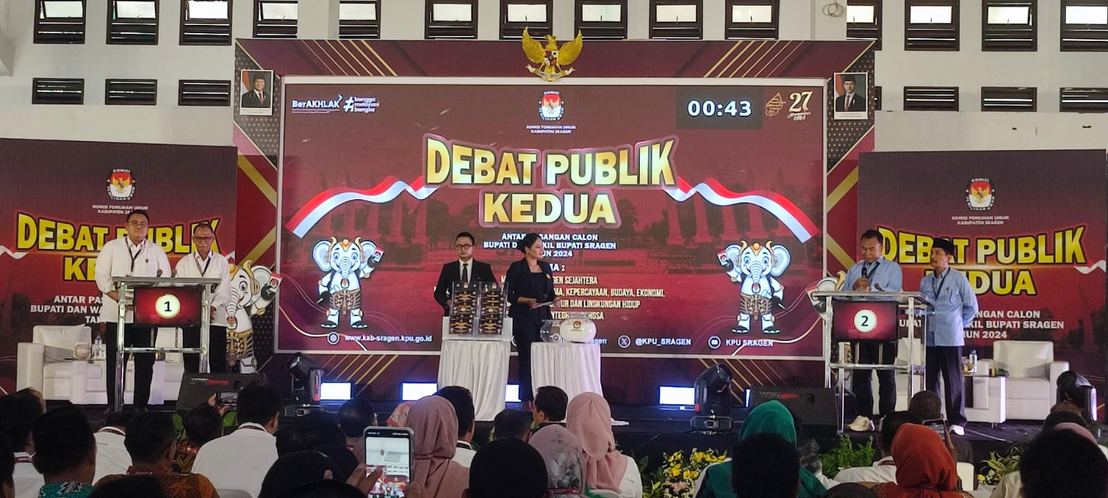 Paslon bupati-wakil bupati Sragen saat debat publik kedua yang digelar KPU Sragen, Rabu (20/11/2024). (Ahmad Khairudin/Radar Solo)