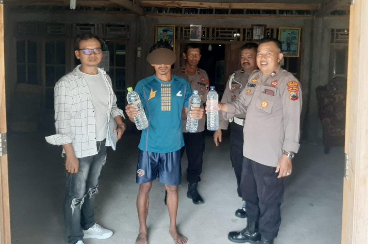 Aparat Polsek Tangen menangkap seorang pedagang yang kedapatan jual minuman keras. (Ahmad Khairudin/Radar Solo)