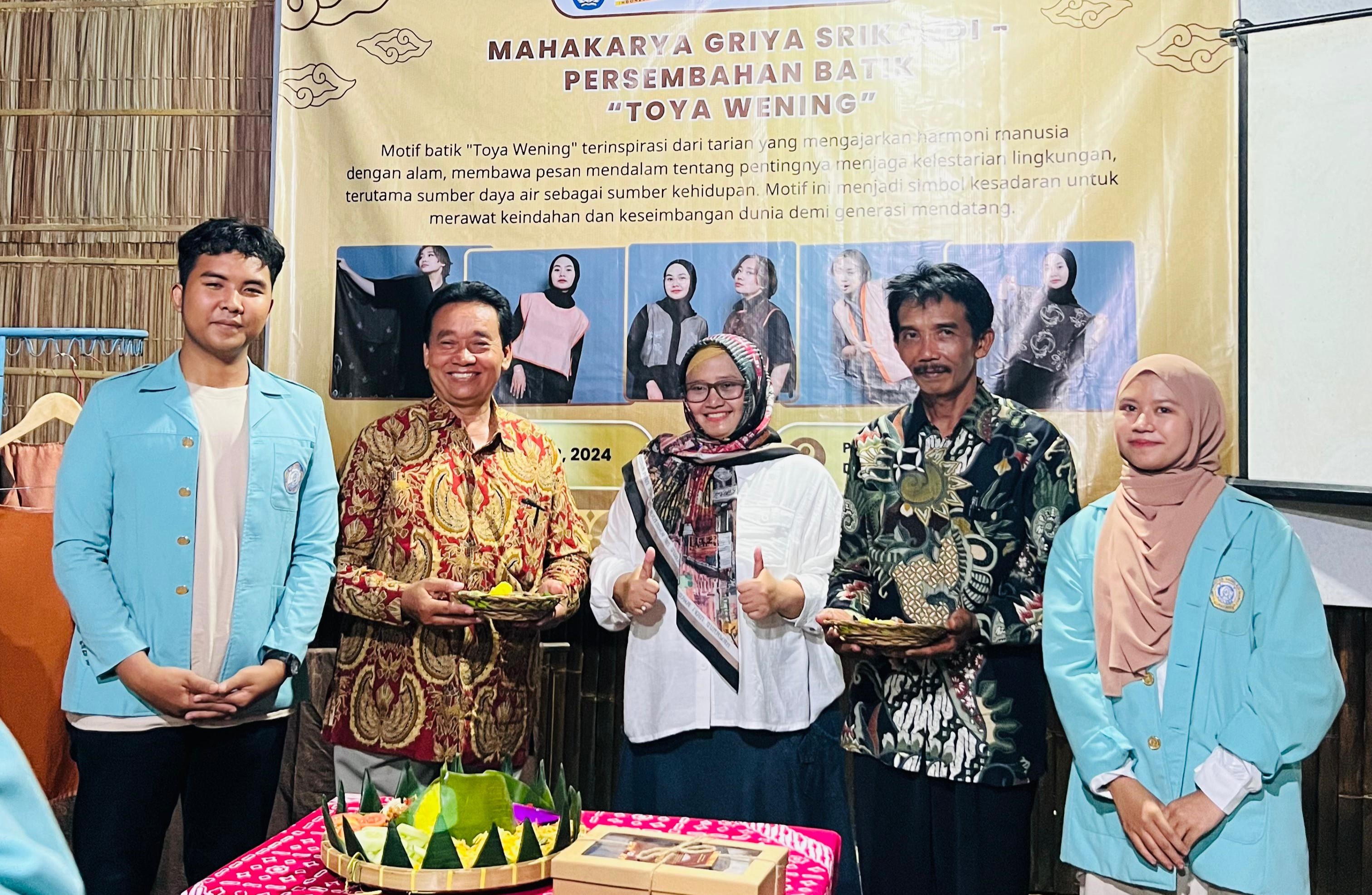 Tim Program Ormawa Membangun Negeri (POMN) Badan Eksekutif Mahasiswa (BEM) Sekolah Vokasi UNS bersama pemdes Pendem dan pokdarwis saat acara. (Dokumentasi Pribadi)
