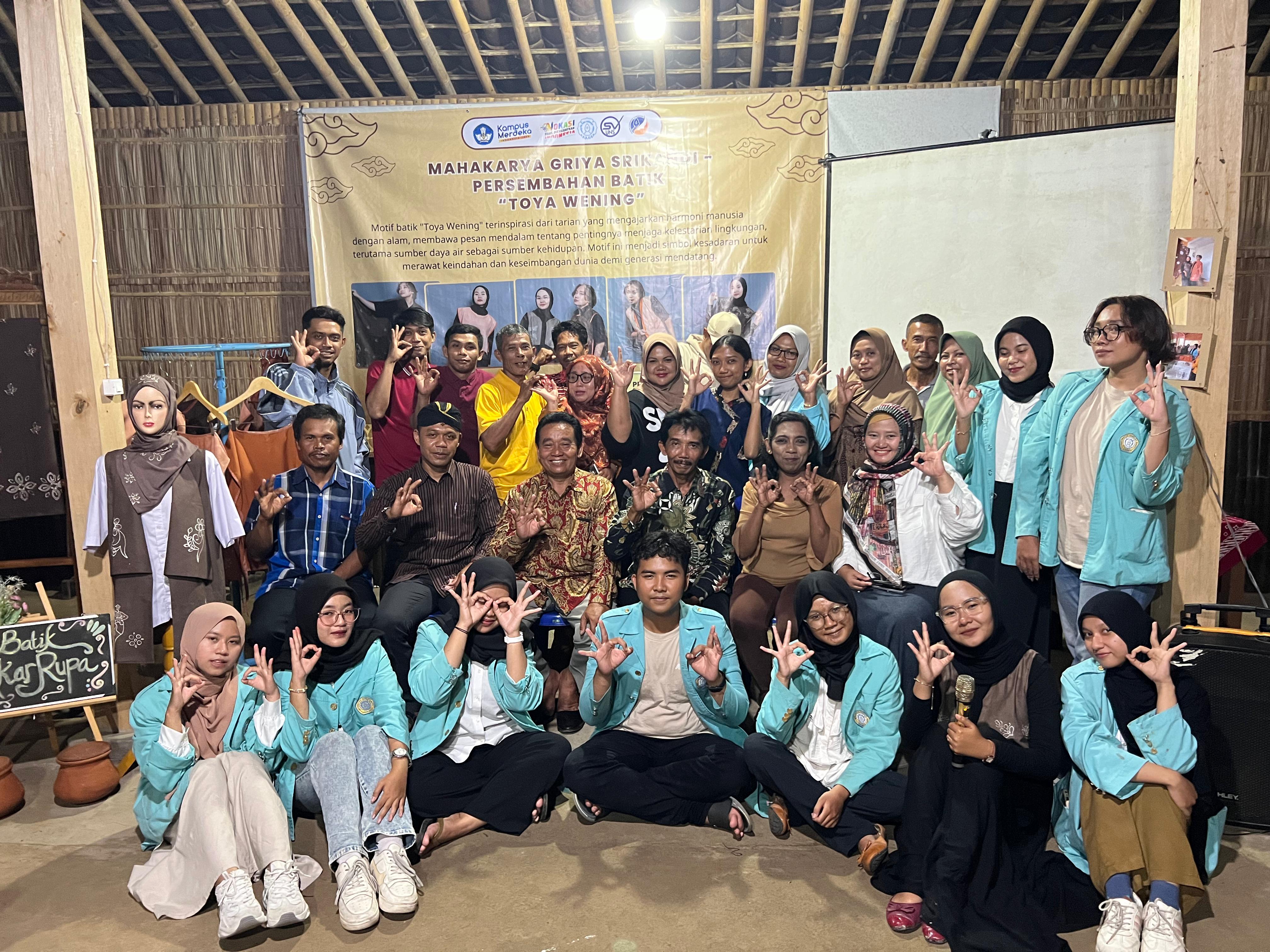 Tim Program Ormawa Membangun Negeri (POMN) Badan Eksekutif Mahasiswa (BEM) Sekolah Vokasi bersama panitia gelar Mahakarya Griya Srikandi. (Dokumentasi Pribadi)