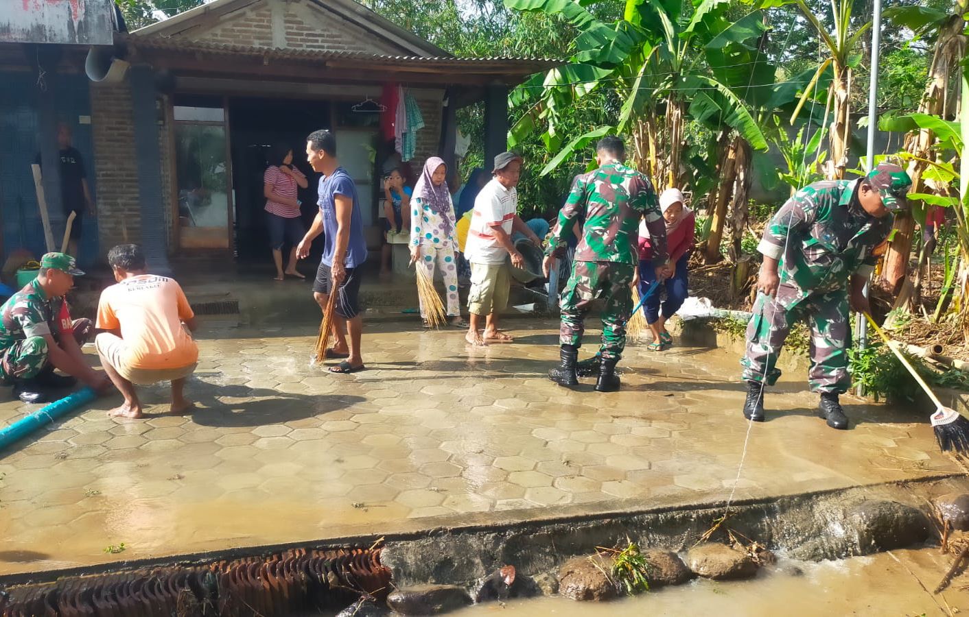 Penanganan dampak banjir di wilayah Kecamatan Kismantoro, Wonogiri, Kamis (21/11/2024).