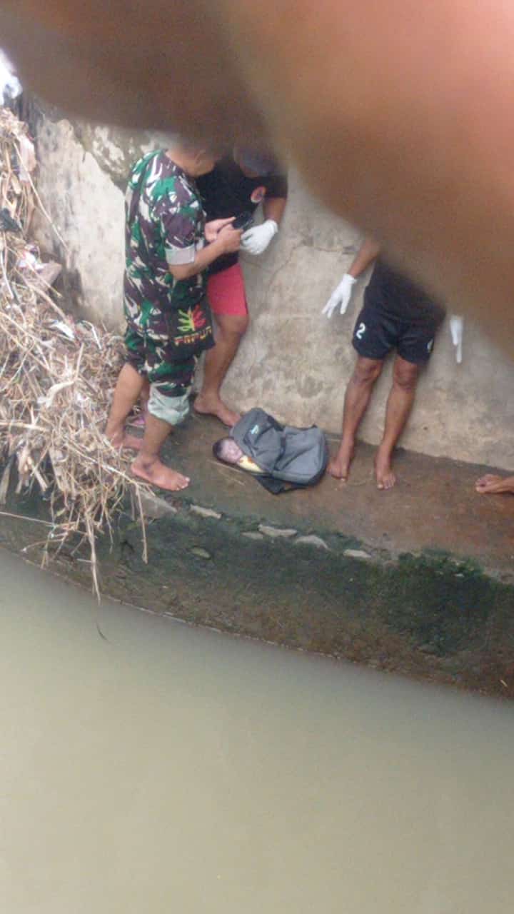 Polisi bersama TNI evakuasi jasad bayi di bawah jembatan Kali Samin,  Lalung, Karanganyar. (Dokumentasi Warga)