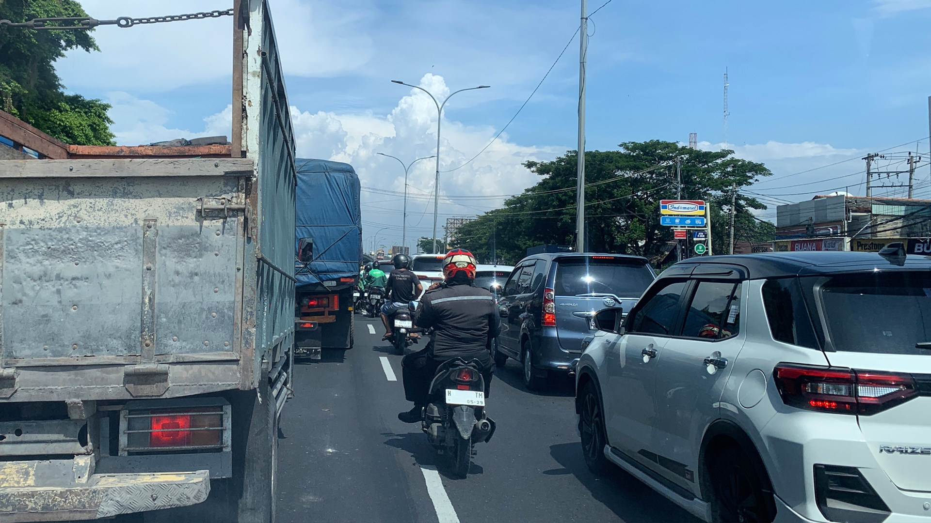 Mengelola stres saat terjebak macet dapat mengurangi kecemasan.